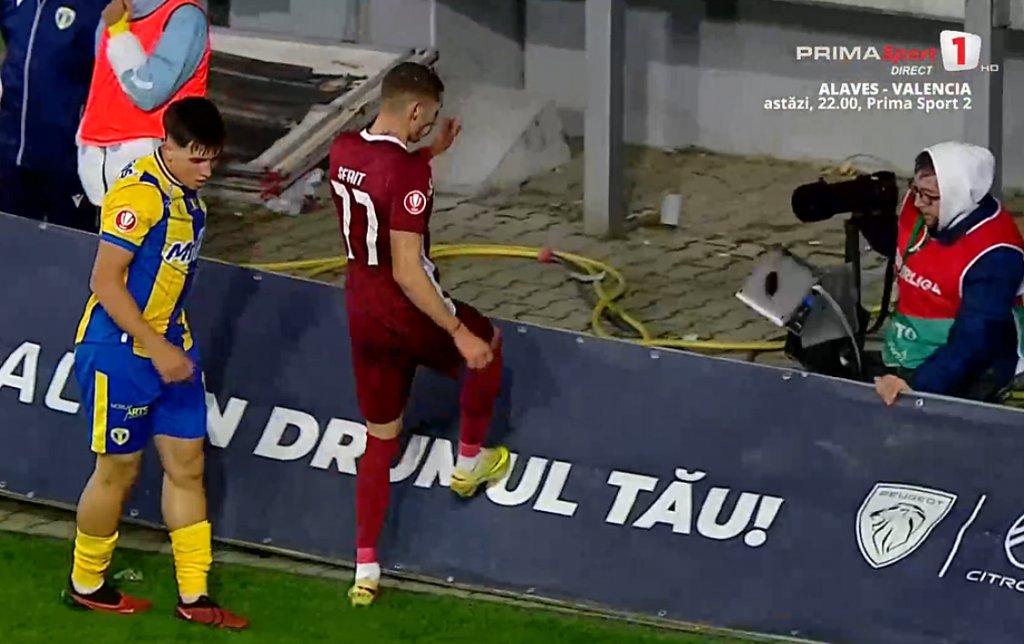 Criză de nervi în partida Petrolul - CFR Cluj! Aproape i-a făcut praf laptopul unui fotograf, dar a scăpat fără cartonaș galben