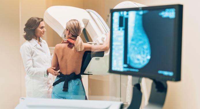 Femeile pot afla acum direct de pe telefon unde pot face o mamografie gratuită/ Harta Roz a României