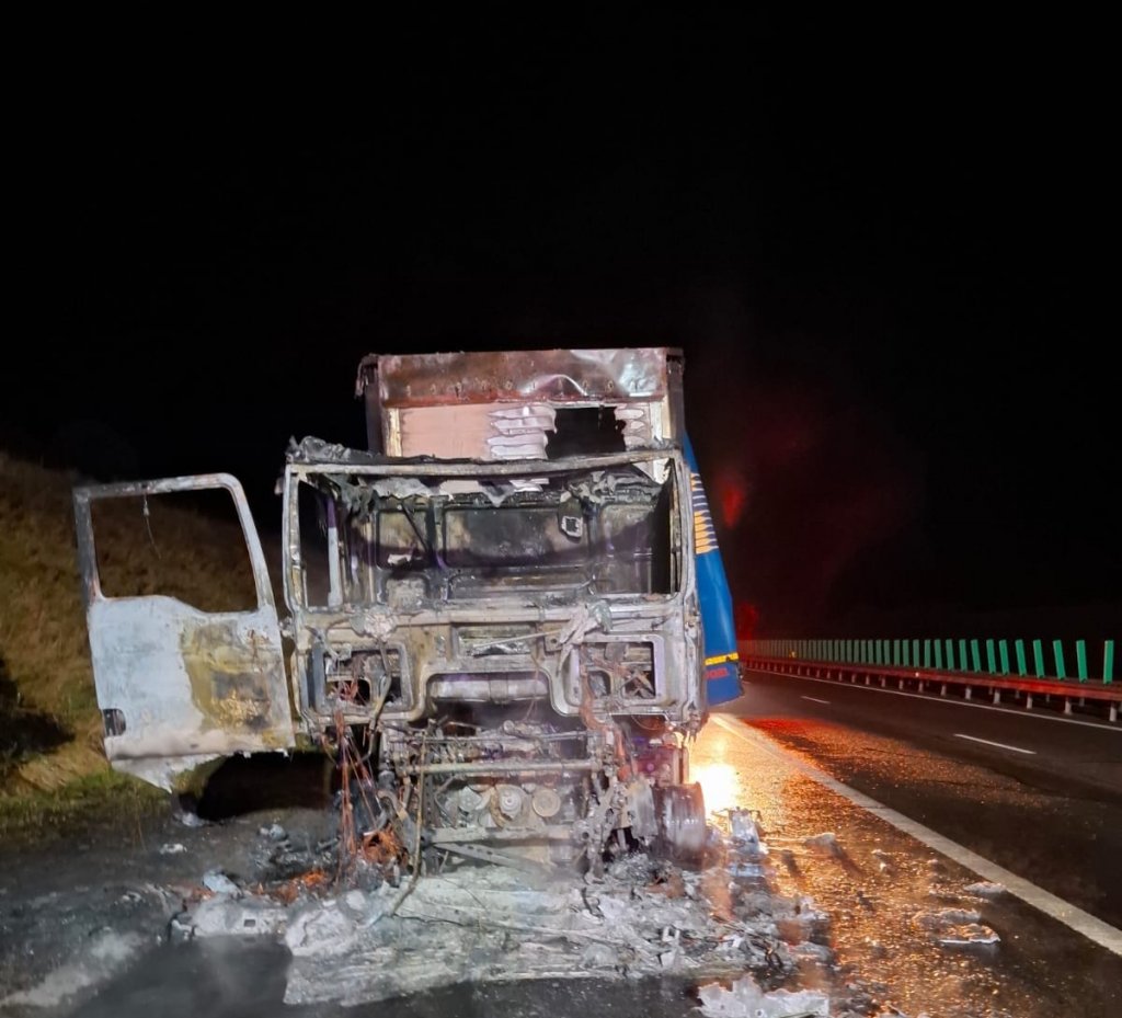 INCENDIU pe Autostrada Transilvania: Un TIR s-a făcut scrum pe A3, sensul de mers Turda-Gilău