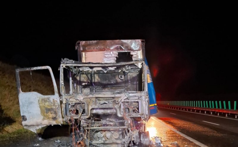INCENDIU pe Autostrada Transilvania: Un TIR s-a făcut scrum pe A3, sensul de mers Turda-Gilău