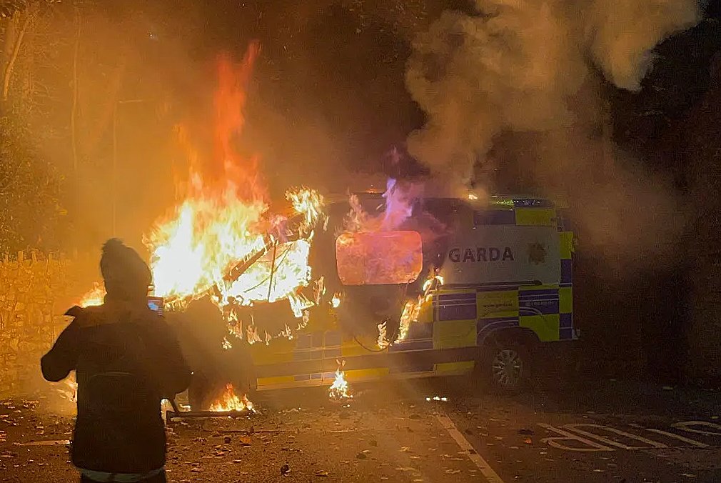 După ce în iunie o tentativă de VIOL comisă de doi adolescenți români a declanşat IADUL rasial şi anti-imigraţie în Irlanda de Nord, povestea se repetă. Un imigrant solicitant de azil a agresat sexual o fetiță de 10 ani
