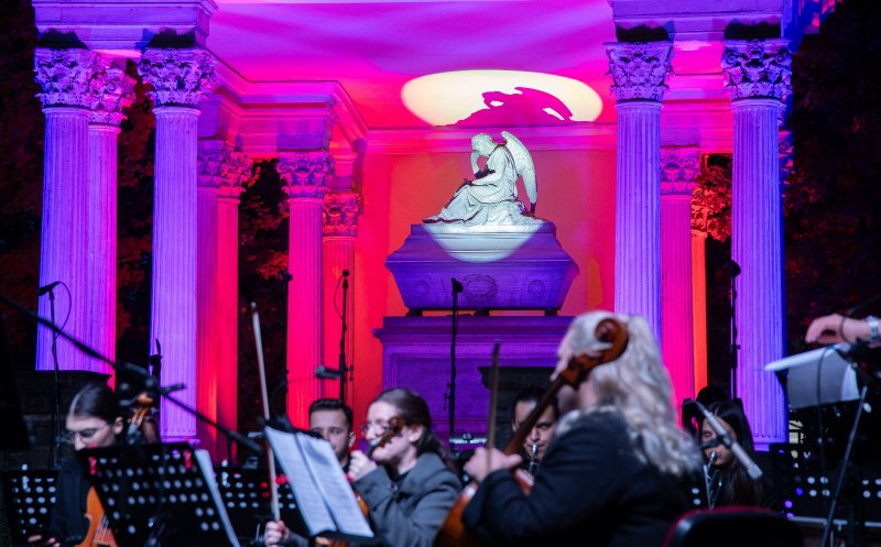 Concert de Luminație, în Cimitirul Central din Cluj-Napoca / Voluntarii îngrijesc mormintele celor care nu se pot deplasa