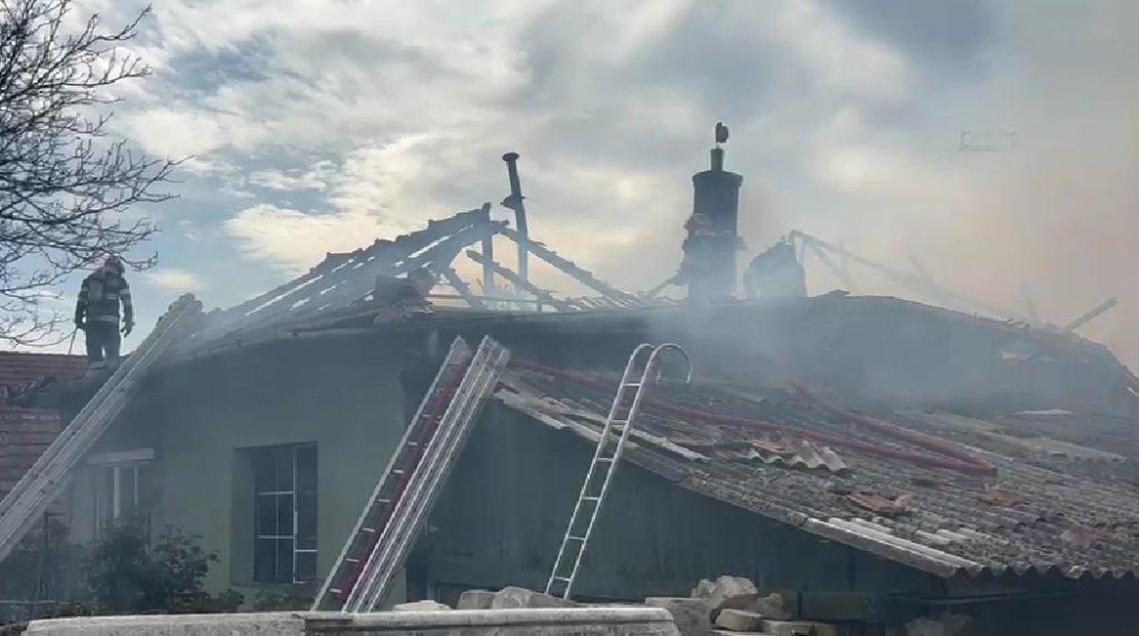 Incendiu puternic în Cluj-Napoca: O casă a luat foc. Pompierii intervin cu patru autospeciale