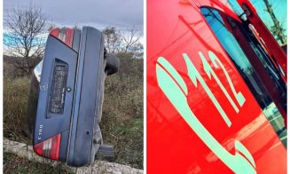 Mașină răsturnată pe un drum din Cluj. O victimă a fost transportată de urgență la spital