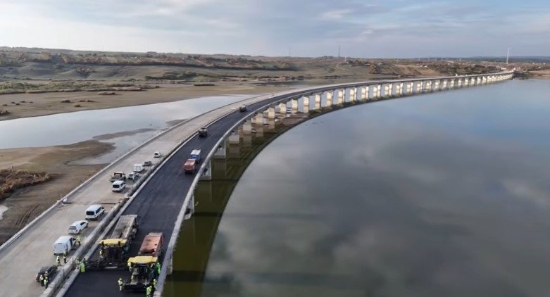 Autostrada Transilvania: Se asfaltează viaductul de aproape 2 km, pe deasupra unui lac de acumulare. „Moment istoric! România se face bine”