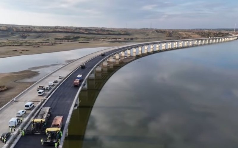 Autostrada Transilvania: Se asfaltează viaductul de aproape 2 km, pe deasupra unui lac de acumulare. „Moment istoric! România se face bine”
