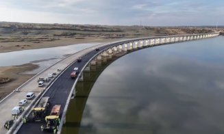 Autostrada Transilvania: Se asfaltează viaductul de aproape 2 km, pe deasupra unui lac de acumulare. „Moment istoric! România se face bine”