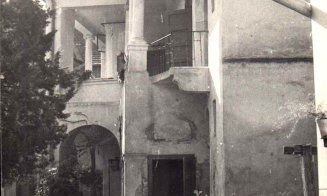 Clădirea e cunoscută sub numele de casa Thoroczkai. Are o blotă cehă
