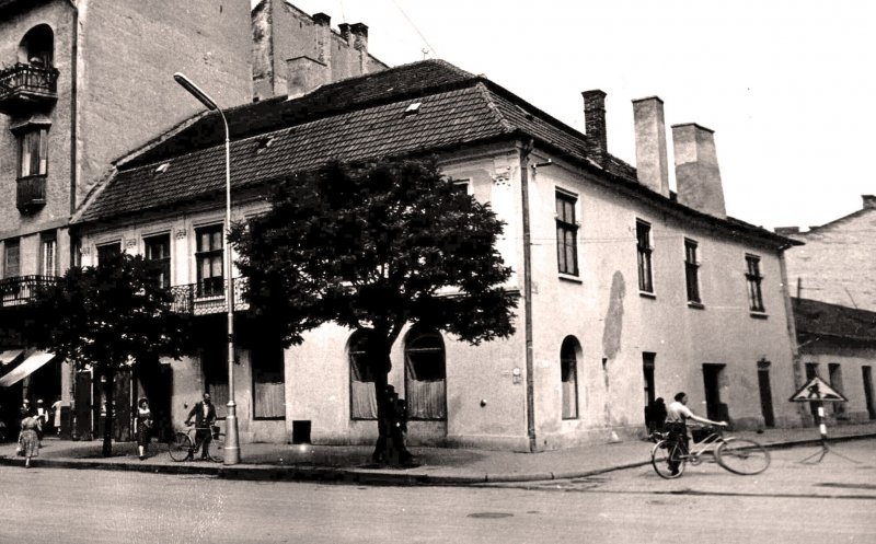 Clădirea e cunoscută sub numele de casa Thoroczkai. Are o blotă cehă