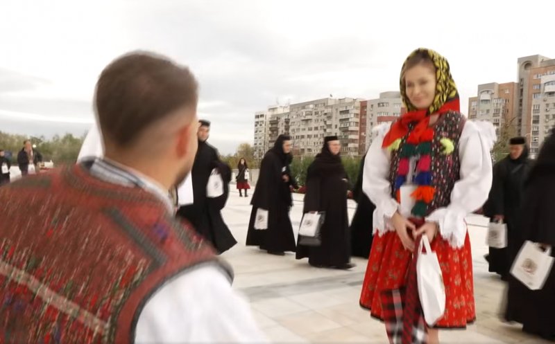 Moment emoționant la Catedrala Mântuirii Neamului: un absolvent al Școlii de Poliție din Cluj și-a cerut iubita în căsătorie