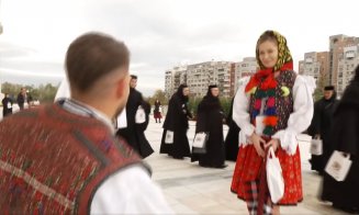 Moment emoționant la Catedrala Mântuirii Neamului: un absolvent al Școlii de Poliție din Cluj și-a cerut iubita în căsătorie