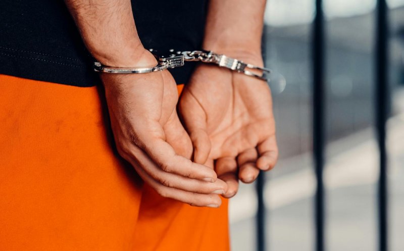 Scene violente la Cluj: bărbat scăpat din spitalul de psihiatrie, prins și arestat după ce a lovit un polițist
