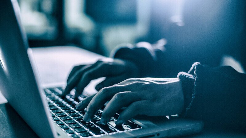 Cercetătorii UBB arată cum poate un fake news să distrugă instant încrederea de brand