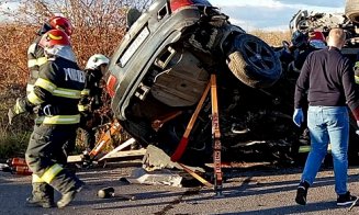 ACCIDENT cumplit cu 2 morți: BMW înfipt în TIR după o depășire pe linia continuă / O fată de 19 ani luase ocazia spre casă