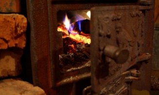 O clipă de neatenție, o tragedie ireversibilă: o femeie și-a pierdut viața într-un incendiu provocat de jarul căzut din sobă. Recomandările autorităților