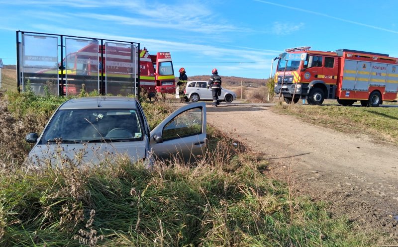 Accident în Cluj. Un șofer a ajuns cu mașina direct într-un șanț. A intervenit descarcerarea