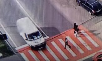 Cluj: O polițistă a fost cât pe ce să fie lovită pe trecerea de pietoni de un curier grăbit care nu i-a acordat prioritate. Ce sancțiune a primit șoferul