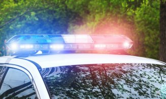 Caz cutremurător! Bebeluș de trei săptămâni, „vândut” pentru 7.000 de euro. Copilul a fost găsit la locuința unui bărbat din Cluj care deținea 600 de sticle de alcool