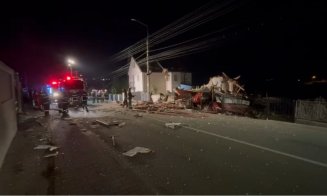 Explozie la o casă de locuit, urmată de incendiu. O persoană nu ar fi reușit să iasă din clădire/ Autospeciale de stingere, containerul multirisc, SMURD-ul și SAJ, la fața locului