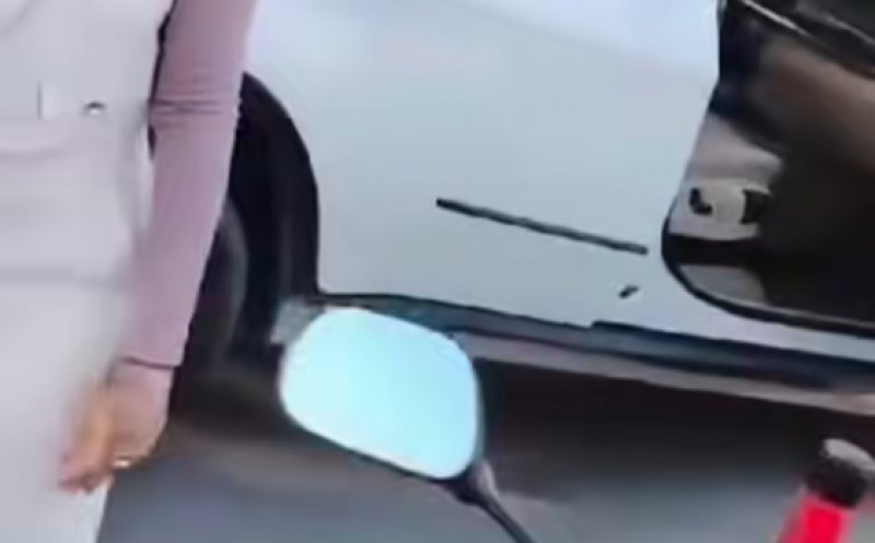 Încă un livrator asiatic agresat în plină stradă. A fost înjurat, scuipat și "biciuit" cu un cablu: "Ești prost?!? Sună la poliție, hai!!!"