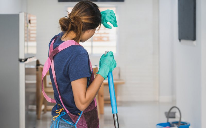 Postare virală. Câți bani câștigă o menajeră la noi: „Deci o persoană care face curățenie și muncește 32 de ore pe lună ia 3.800 de lei... Și eu, proasta, am făcut și facultate și două mastere...”