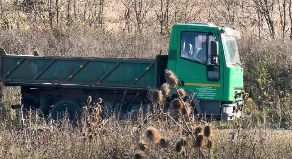 Autobasculantă prinsă în flagrant în timp ce descărca deșeuri la marginea Clujului