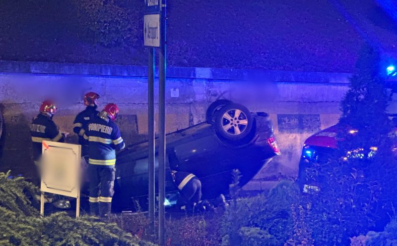 Mașină răsturnată pe o stradă din Cluj-Napoca. Tânăr de 20 de ani, evaluat de către paramedici