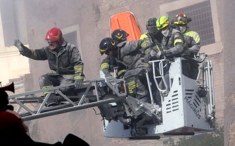 A MURIT muncitorul român salvat după 11 ore de sub dărâmăturile turnului din Roma / Giorgia Meloni a transmis un mesaj de condoleanțe