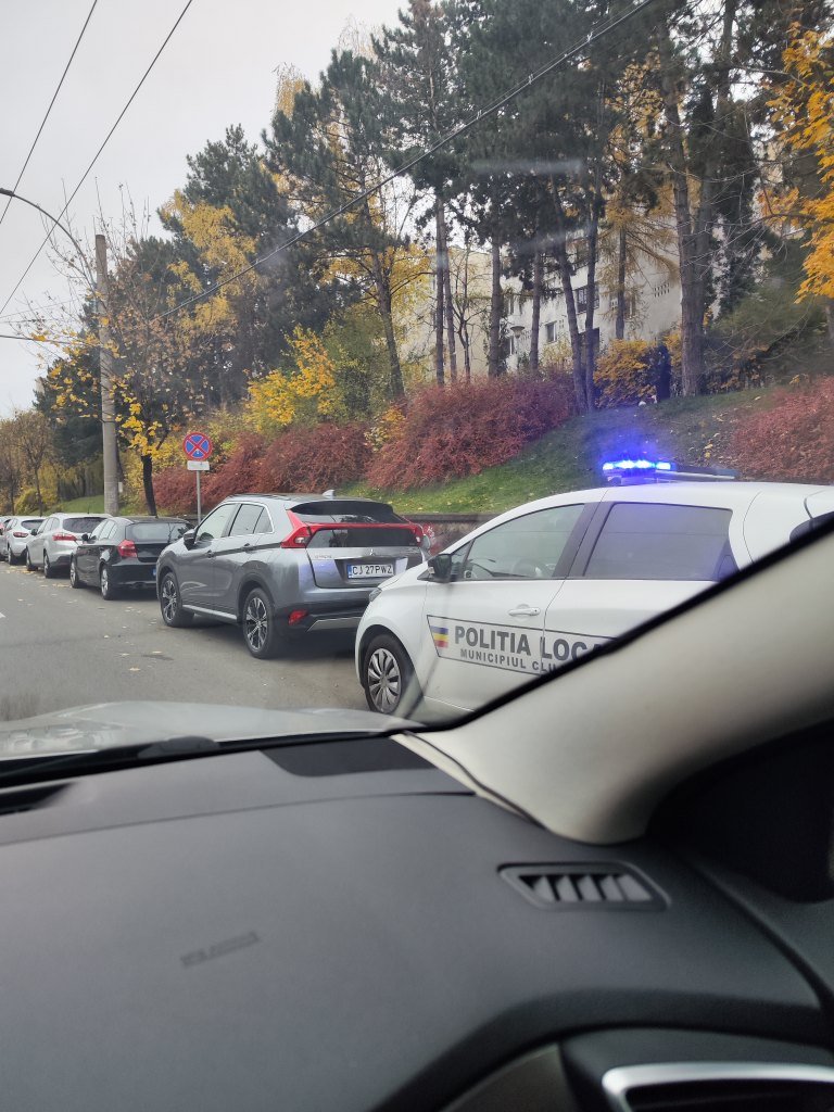Se împart amenzi în Mănăștur marți dimineața / Semnul cu oprirea interzisă, ignorat