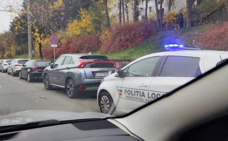 Se împart amenzi în Mănăștur marți dimineața / Semnul cu oprirea interzisă, ignorat