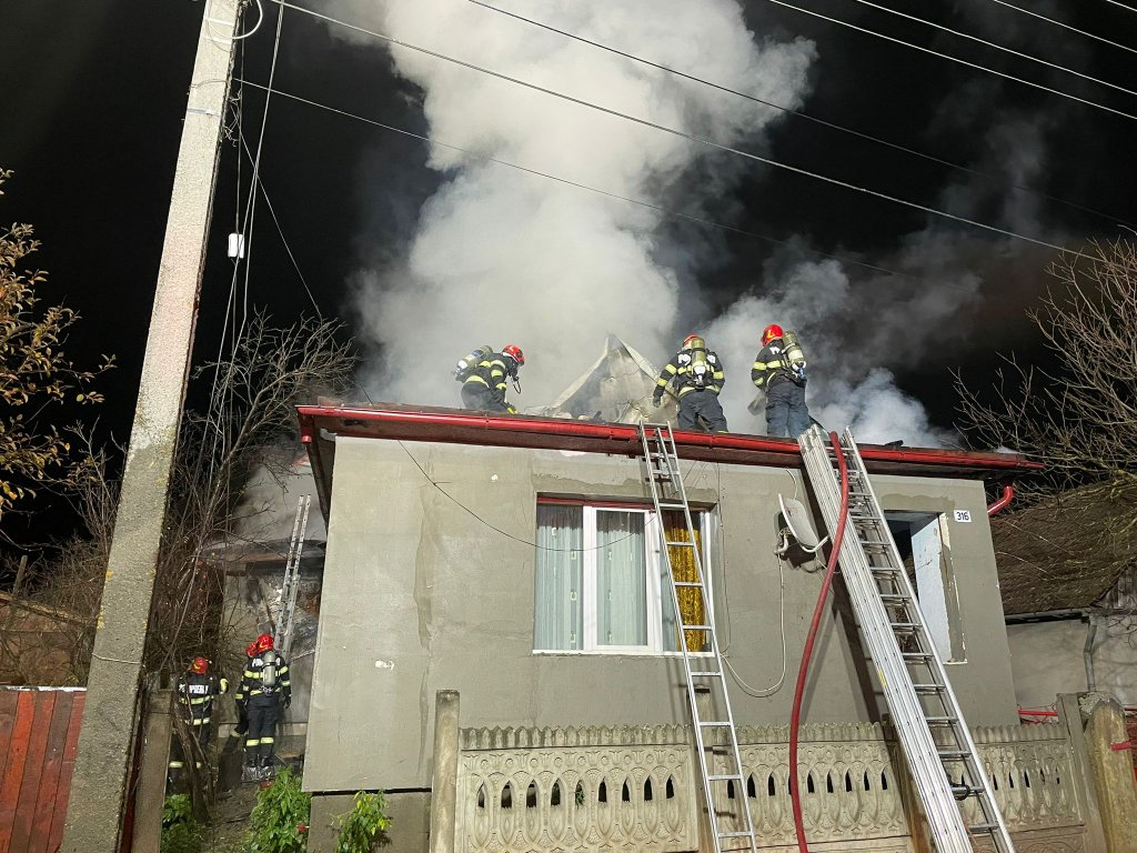 Incendiu devastator într-o comună din Cluj: acoperișul unei case a fost mistuit de flăcări. Pompierii au folosit 20.000 de litri de apă