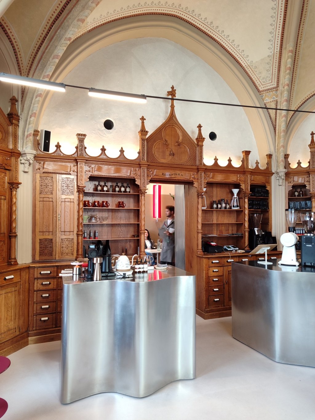 Farmacia Szeki, cea mai longevivă din Cluj-Napoca, s-a transformat în Cafeneaua Laboratorium. Mobilierul de la începutul secolului XX a fost restaurat