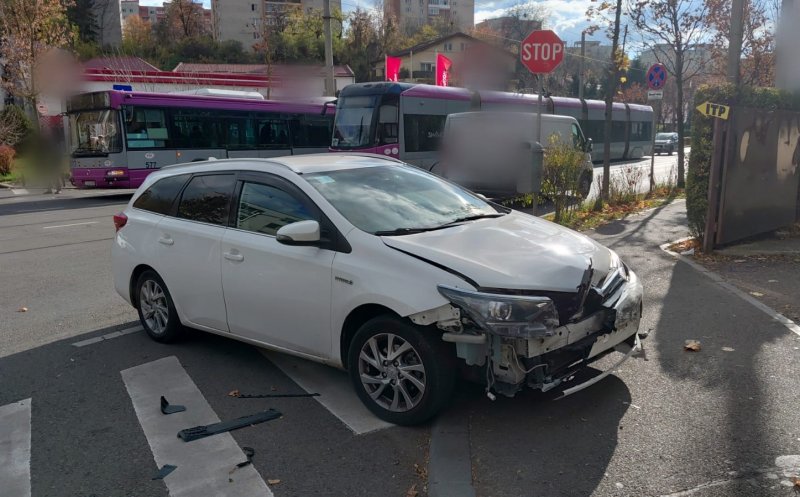 Accident pe Splaiul Independenței din Cluj-Napoca provocat de un șofer străin: o femeie a ajuns la spital