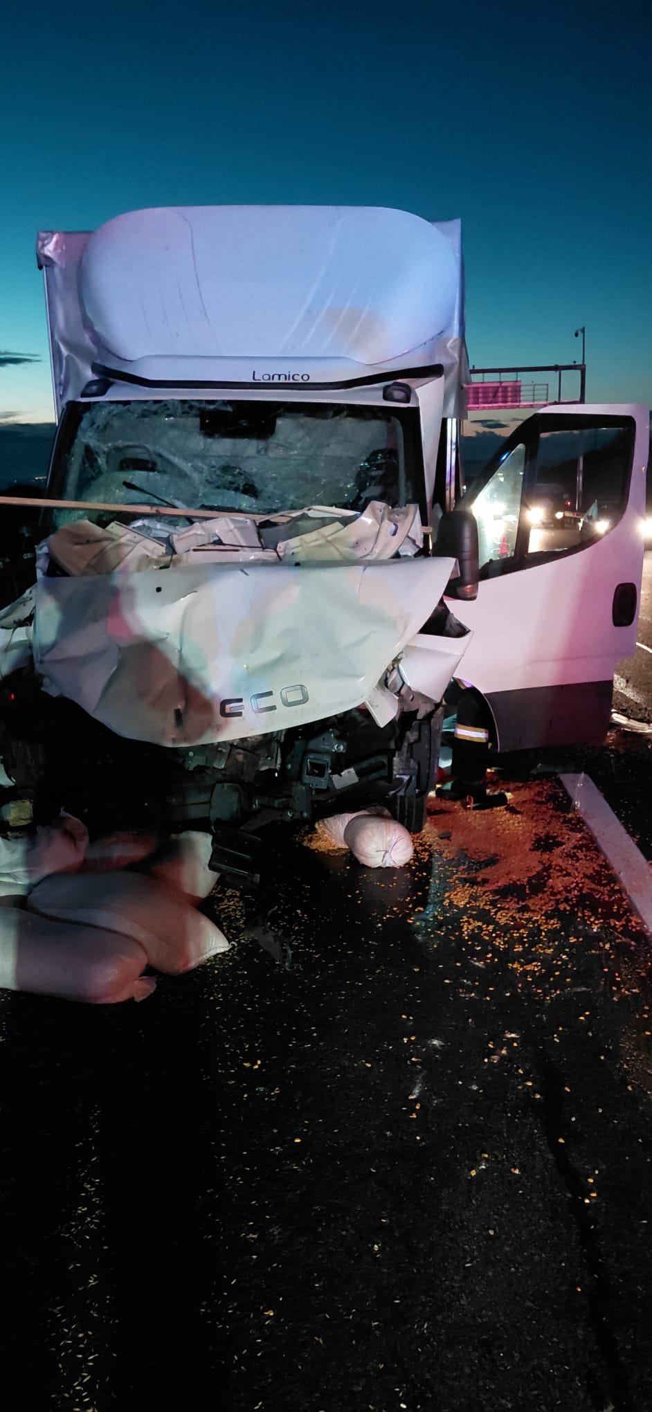 ACCIDENT pe Autostrada Transilvania cu 2 victime și 2 autoutilitare implicate