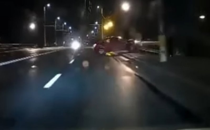 Momentul când o mașină a rupt parapetul de la podul IRA și a rămas suspendată la zeci de metri înălțime. Șoferul era băut