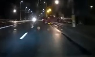 Momentul când o mașină a rupt parapetul de la podul IRA și a rămas suspendată la zeci de metri înălțime. Șoferul era băut