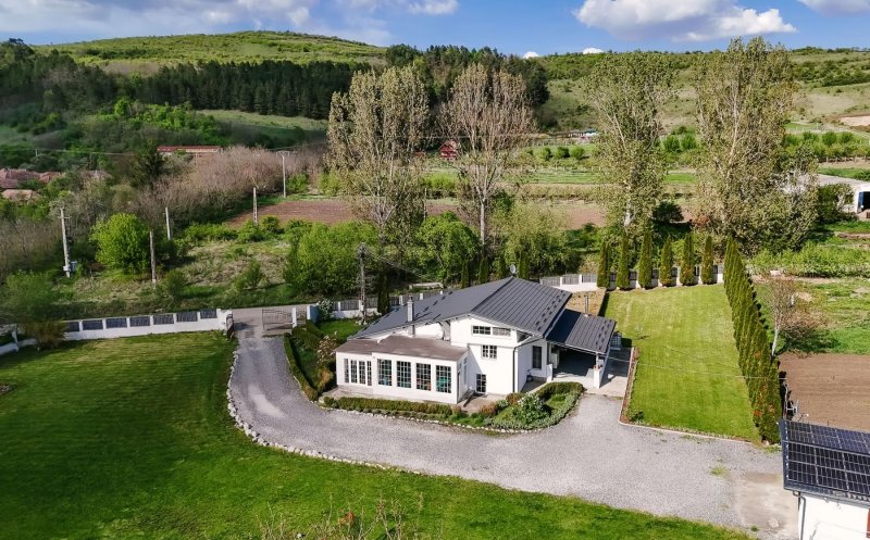 Cât te costă o casă independentă energetic, în mijlocul naturii lângă un iaz, dar la un pas de Cluj-Napoca