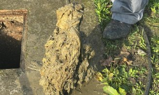 Clujenii transformă canalizarea în groapă de gunoi. Ce au găsit angajații Companiei de Apă Someș