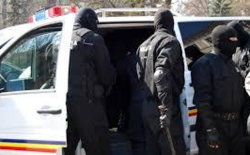 Caz șocant anchetat de DIICOT Cluj: mascații au ridicat un bărbat suspectat de pornografie infantilă