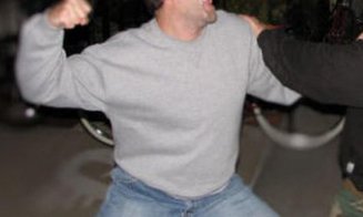 Doi bărbați din Cluj, reținuți după ce au agresat un tânăr și i-au furat telefonul