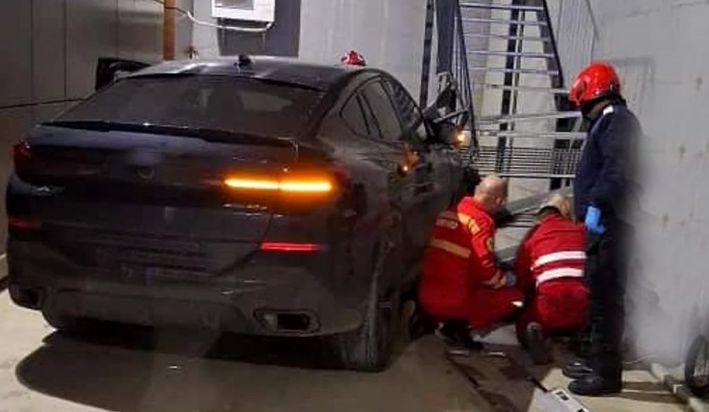 Cum s-a produs tragedia din parcarea unui centru medical din Bihor: o judecătoare pensionară de 51 de ani a încurcat comenzile bolidului de lux și a lovit mortal un tânăr