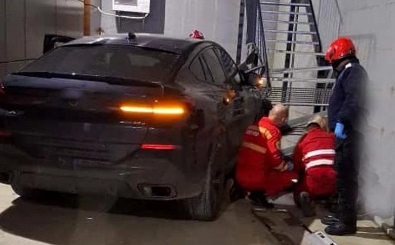 Cum s-a produs tragedia din parcarea unui centru medical din Bihor: o judecătoare pensionară de 51 de ani a încurcat comenzile bolidului de lux și a lovit mortal un tânăr