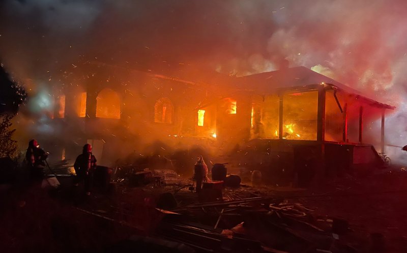 INCENDIU de amploare în comuna Chinteni. A ars o casă de 300 mp / De la ce a pornit focul
