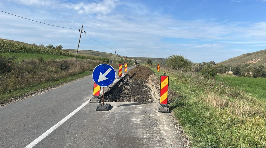 Reparații pe un drum comunal din județul Cluj. A fost distrus de ploi și inundații