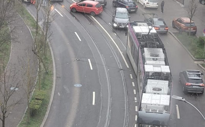 Cluj-Napoca: Un șofer beat s-a răsturnat cu mașina pe linia de tramvai