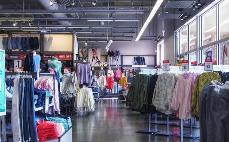 Legea care obligă magazinele să schimbe produsele defecte a fost promulgată. Amenzi uriașe pentru cei care nu o vor respecta