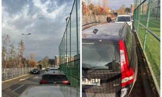 „Hai să nu mai fim handilăi!". Clujean revoltat după ce a văzut o mămică împingând căruciorul pe carosabil, pentru că nu avea loc pe trotuar