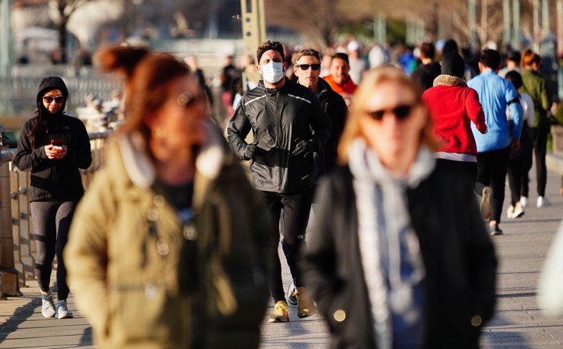 Academia Română, somată să schimbe definiția "femeii" din dicționar: fără termeni depreciativi sau sexualizați