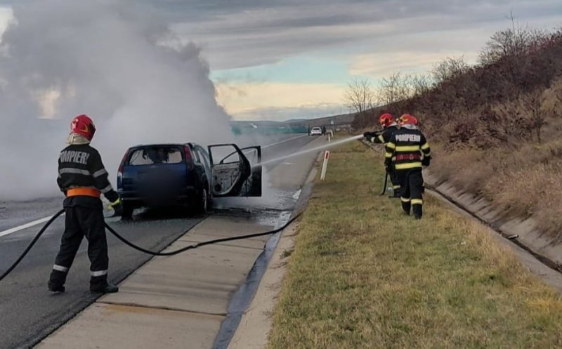 Autoturism distrus complet de un incendiu pe A3, în Cluj
