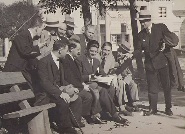 Bărbați citind ziare în Parcul Central, în Clujul anilor '30